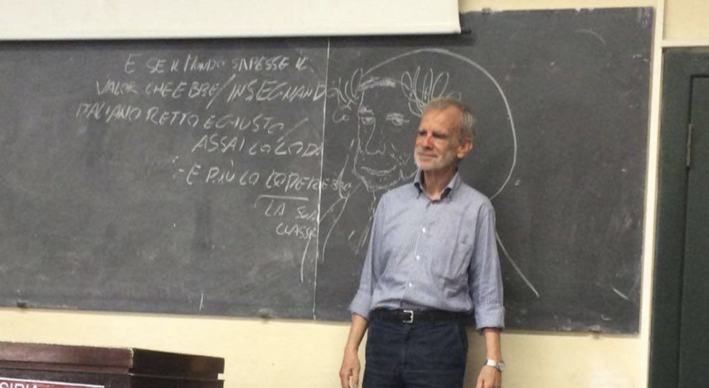 Serianni in cattedra l'ultimo giorni prima di andare in pensione con l'omaggio dei suoi studenti